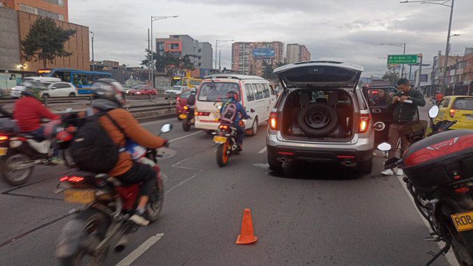 Por el vehículo estacionado, la movilidad se ha visto afectada en el occidente de la capital - crédito @BogotaTransito/X