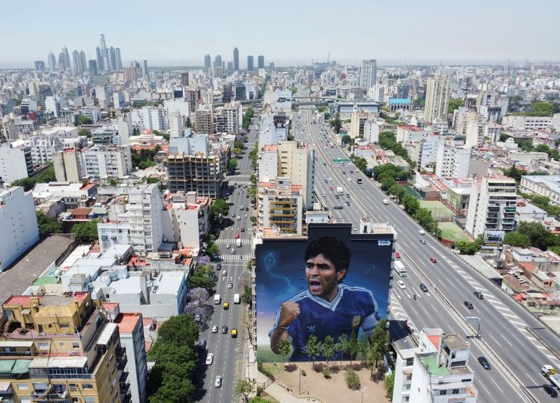 Vista general de un mural que representa al mítico futbolista argentino Diego Armando Maradona realizado por el artista Martín Ron REUTERS/Agustín Marcarían