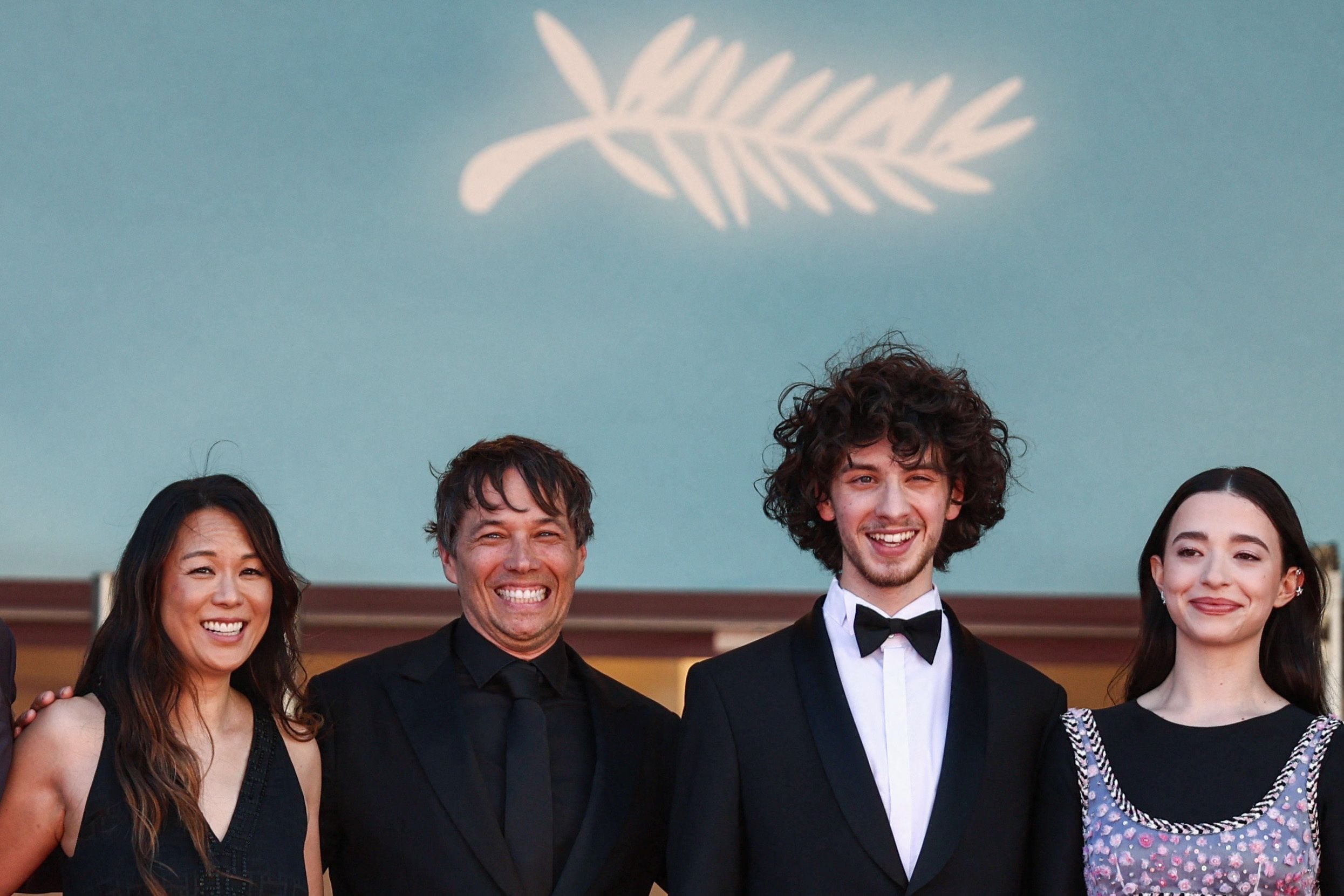 Sean Baker, la productora Samantha Quan, Mark Eydelshteyn y Mikey Madison en Cannes, donde 