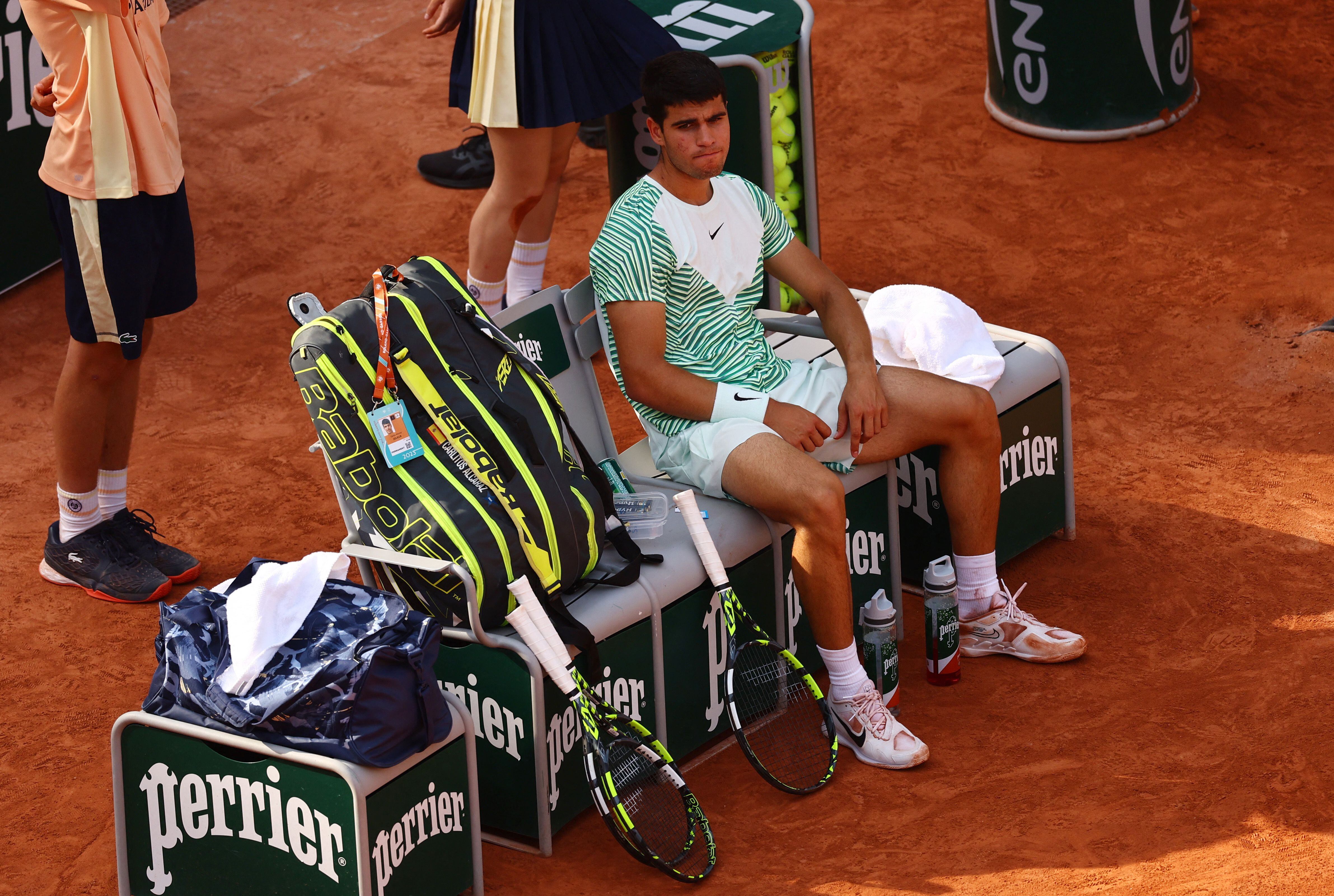 Alcaraz, tras sufrir una lesión en el partido de semifinales de Roland Garros frente a Djokovic. 