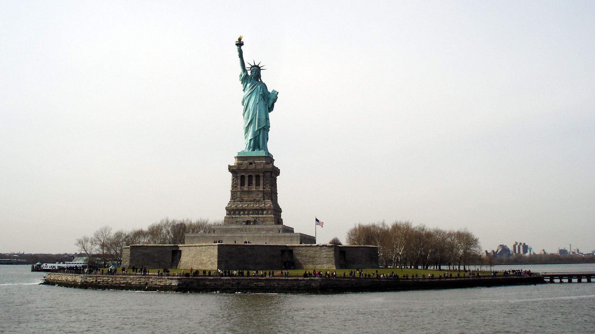 La Estatua de la Libertad en su emplazamiento de la isla Liberty, a la entrada de Nueva York