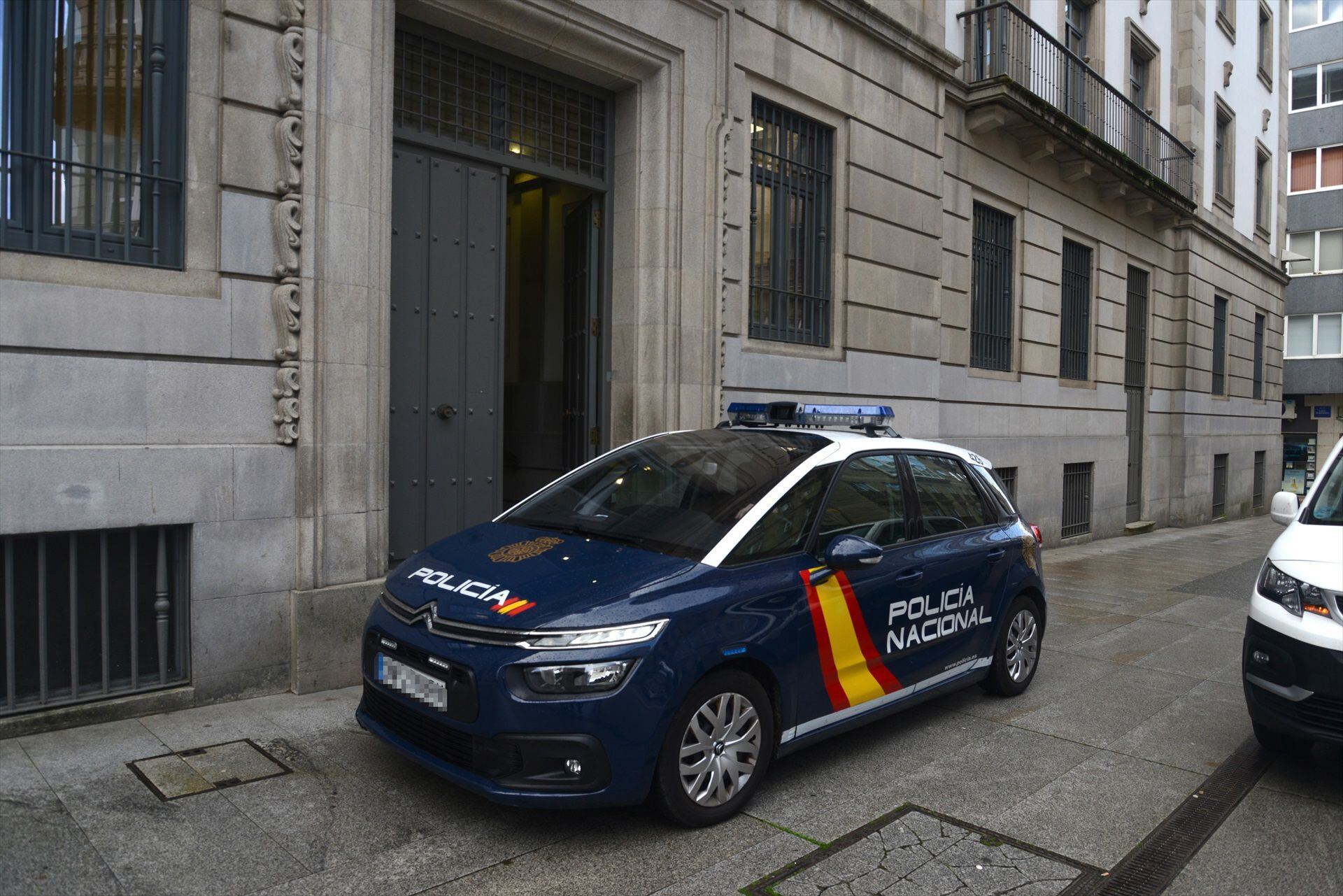 Un coche de policía a las puertas de la Audiencia Provincial de Pontevedra.
(Gustavo de la Paz / Europa Press)