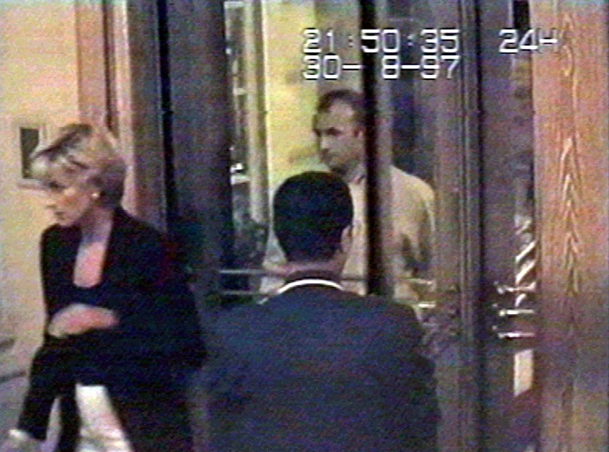 FOTO DE ARCHIVO: Diana, Princesa de Gales, ingresa al Hotel Ritz antes de una cena con Dodi Al Fayed en París, Francia, el 30 de agosto de 1997, en esta imagen fija de un video de seguridad publicado el 5 de septiembre de 1997 por el propietario de Harrods, Mohammed al. Fayed  ( Via REUTERS/File Photo SEARCH "25TH DEATH ANNIVERSARY OF PRINCESS DIANA" FOR THE PHOTOS)