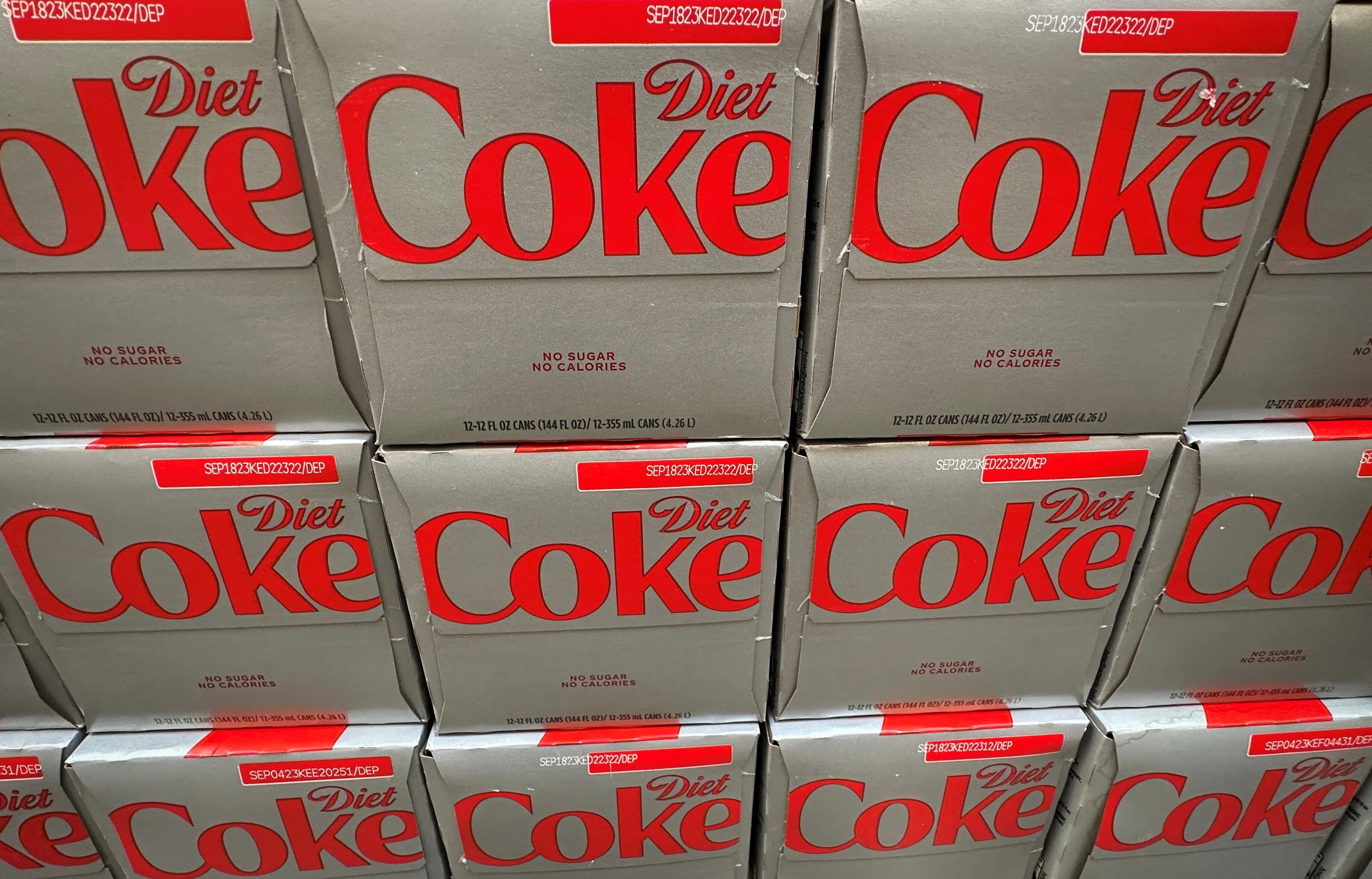 Paquetes con latas de Coca Cola Light (REUTERS/Mike Segar)