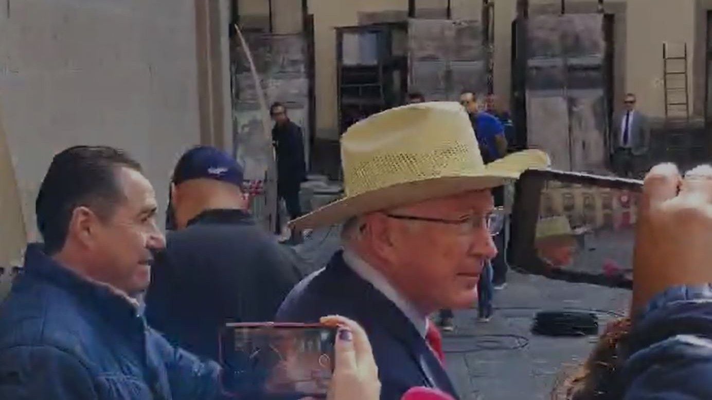 Ken Salazar saluda sonríente a su llegada a Palacio. (Foto: Olivia Vázquez)