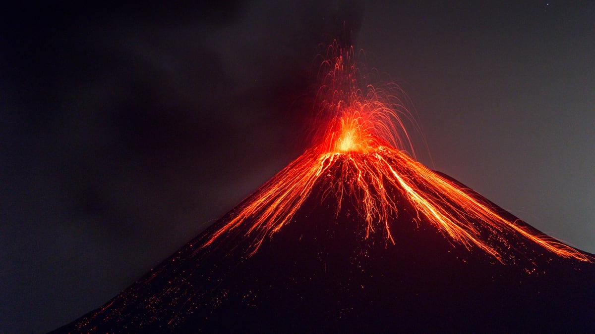 Извержение вулкана лава