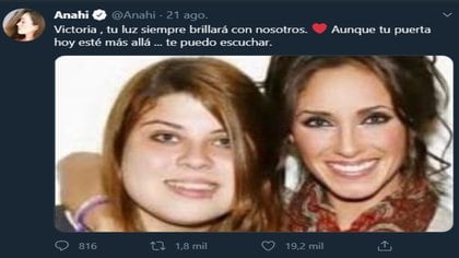 Anahí publicó una foto de ella abrazando a Victoria y le dedicó un mensaje (captura de pantalla de Twitter @Anahi)