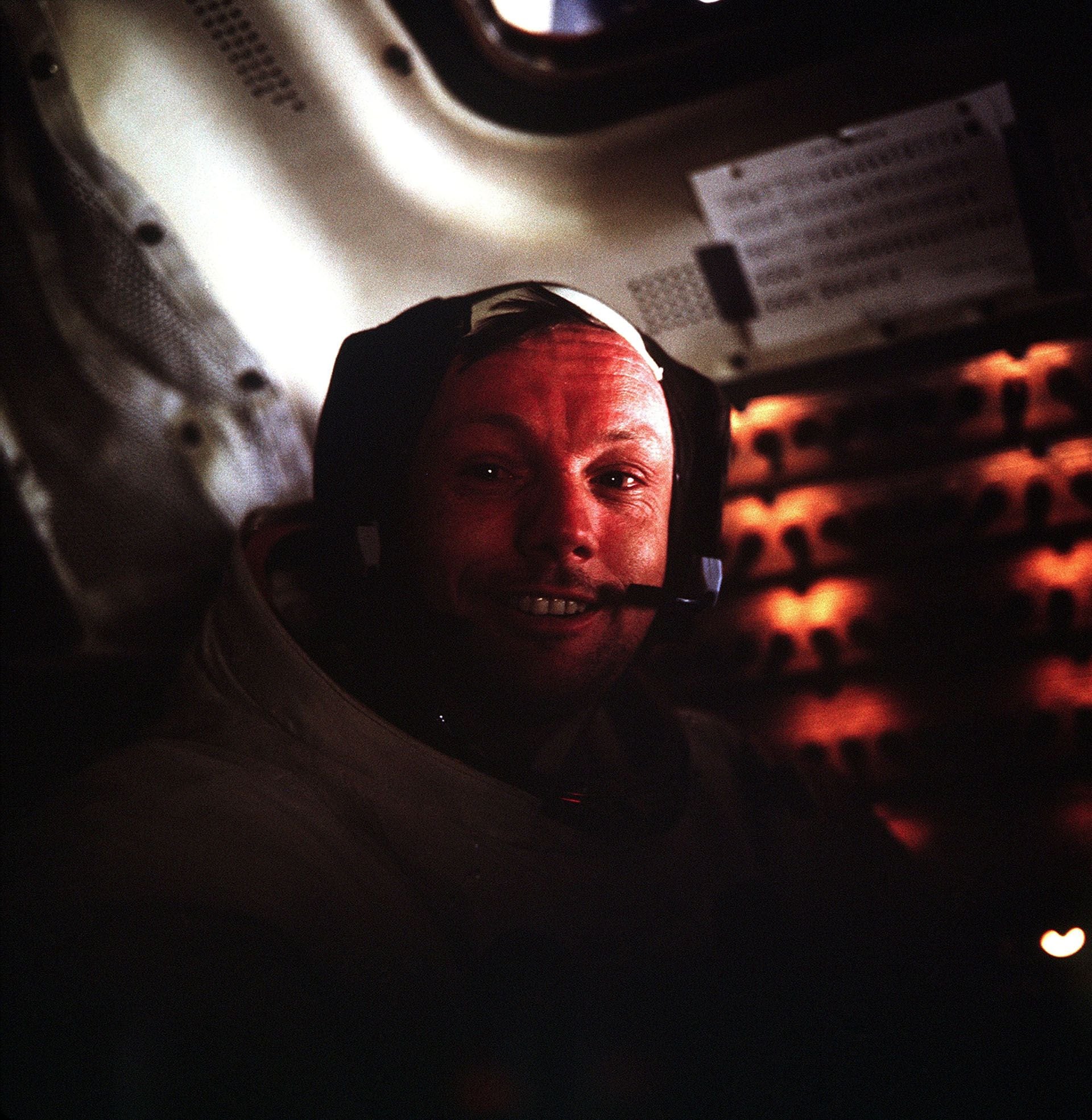 El astronauta Neil A. Armstrong dentro del módulo lunar NASA (Handout via REUTERS)