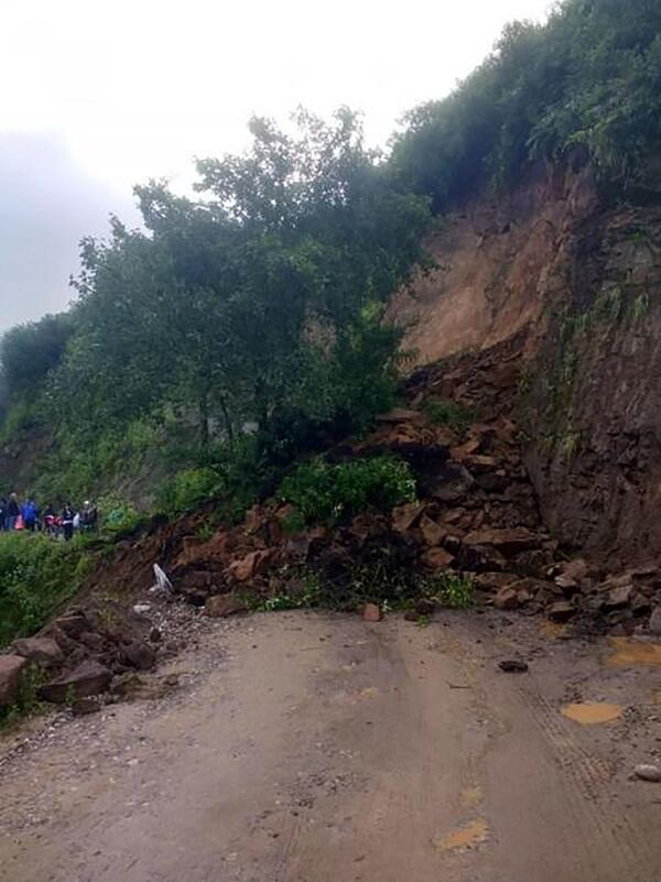 La ruta 65 quedó cortada por un derrumbe