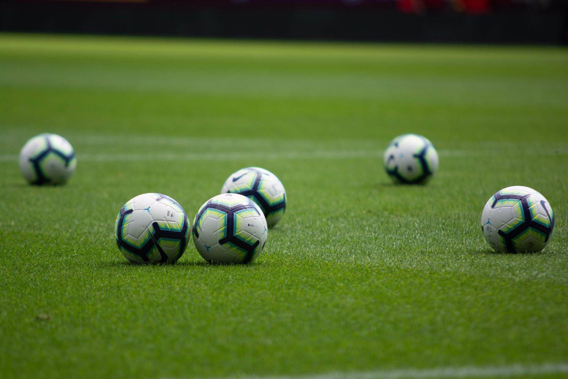 Balones de fútbol en un campo (UGR) 