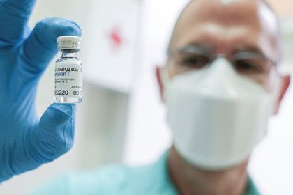 Un trabajador médico sostiene una ampolla de la vacuna rusa Sputnik V contra el coronavirus en Serbia. FOTO DE ARCHIVO. Enero, 2021. REUTERS/Fedja Grulovic