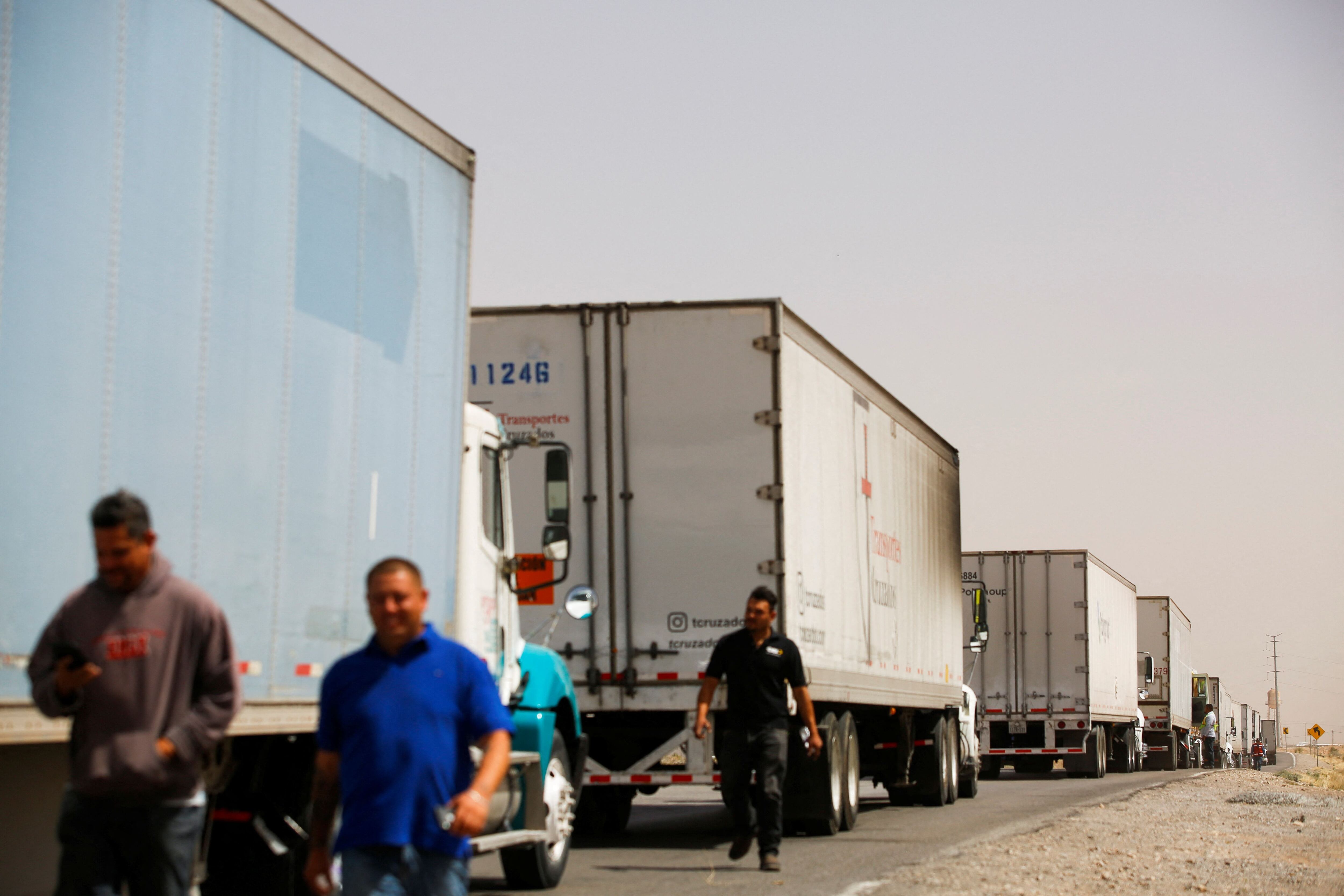 Los camioneros esperan cerca de sus remolques mientras esperan su revisión en el cruce fronterizo en Ciudad Juárez, Chihuahua (Foto: Reuters)   