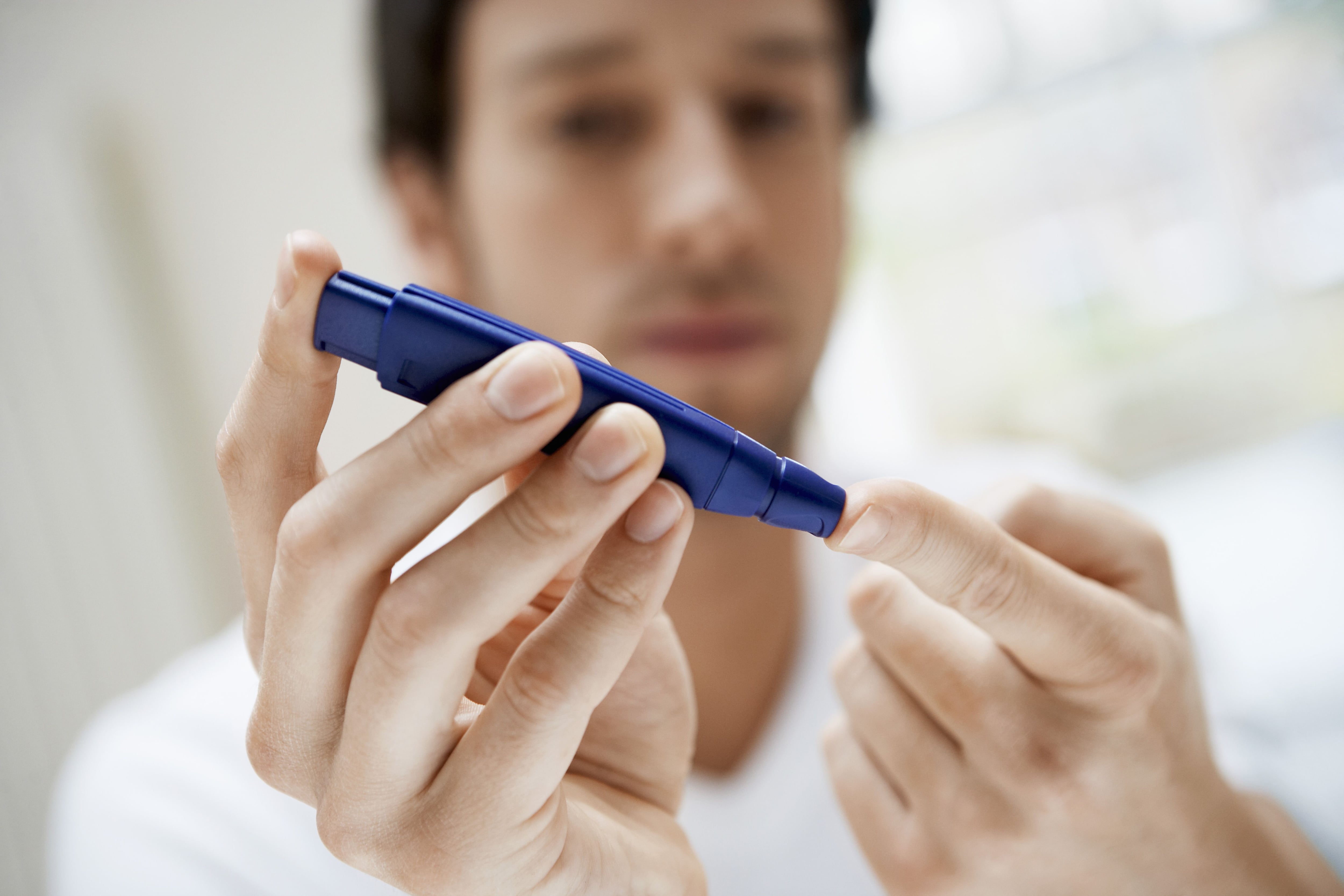 Un joven se realiza la prueba de la diabetes (Shutterstock)