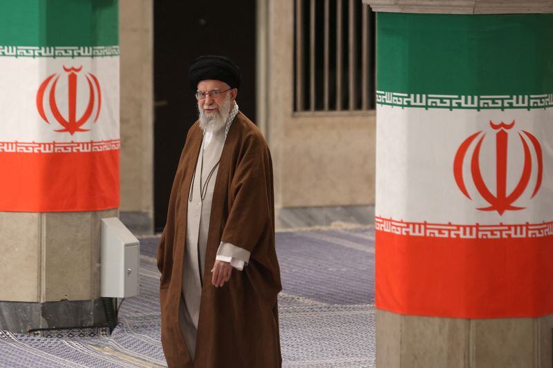 Foto de Archivo: El líder supremo de Irán, el ayatolá Ali Jamenei, llega para depositar su voto durante la segunda vuelta de las elecciones parlamentarias en Teherán, Irán. 10 de mayo de 2024 (Majid Asgaripour/WANA (Agencia de Noticias de Asia Occidental) vía REUTERS)