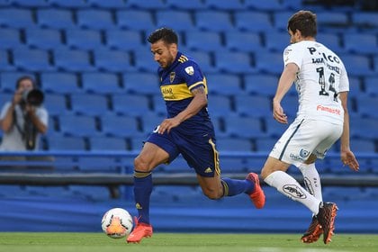 Salvio avanza con el balón. Tuvo la jugada más clara para Boca en el inicio del segundo tiempo (REUTERS/Marcelo Endelli)