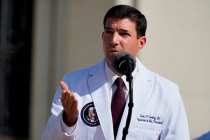 Sean Conley, médico personal del presidente de Estados Unidos, Donald Trump, habla con la prensa en el Centro Médico Walter Reed en Bethesda, Maryland (Estados Unidos) hoy, 5 de octubre de 2020. EFE / Chris Kleponis