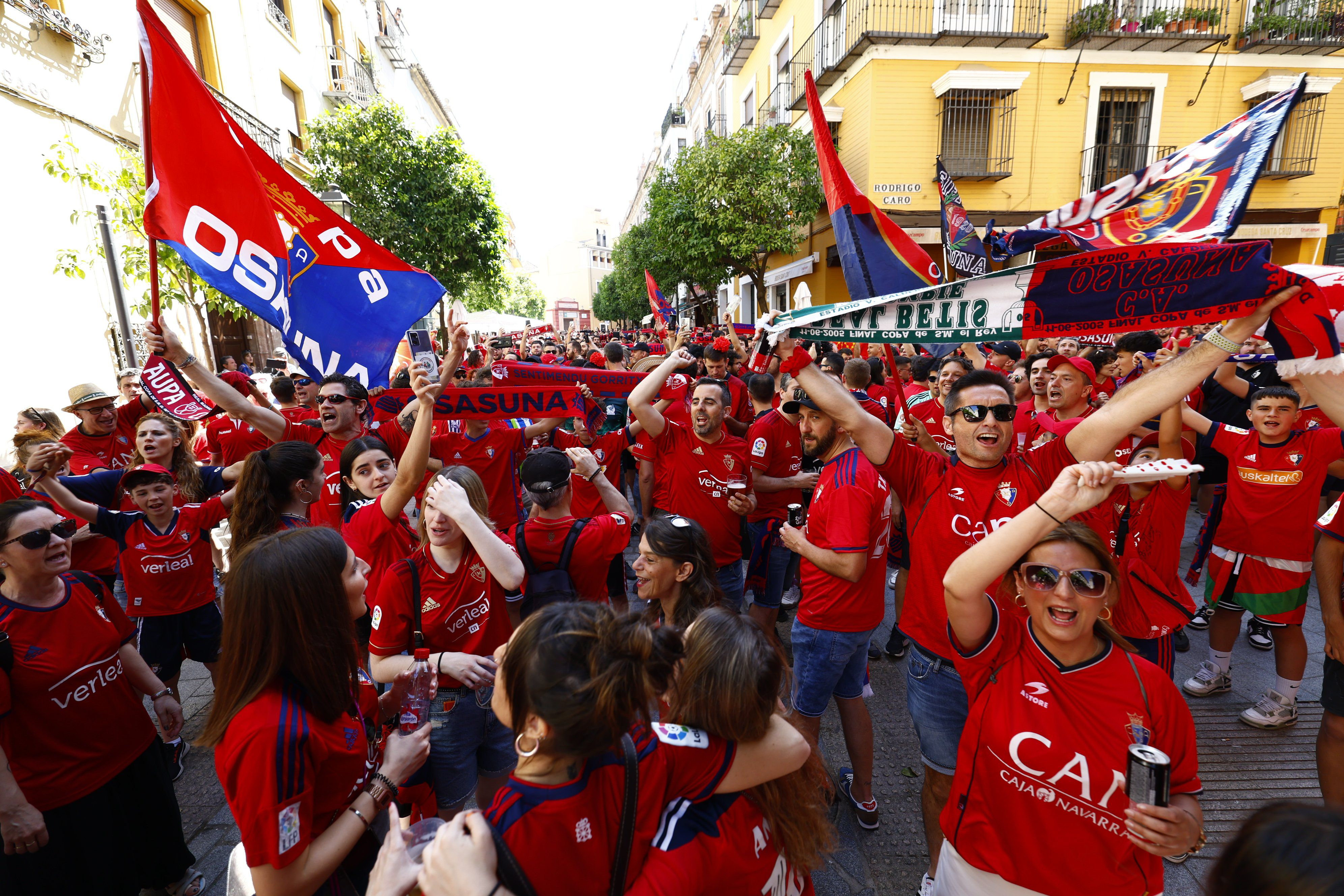 La afición de Osasuna toma las calles de Sevilla