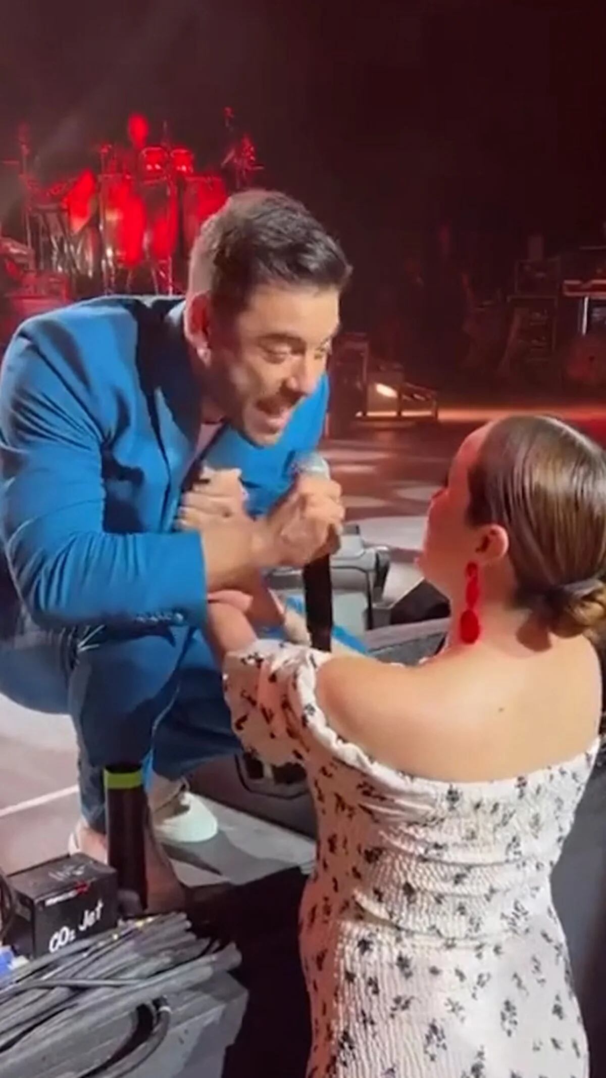 Carlos Rivera y Cynthia Rodríguez protagonizan romántico momento en show;  así le cantó a su bebé | VIDEO - Infobae