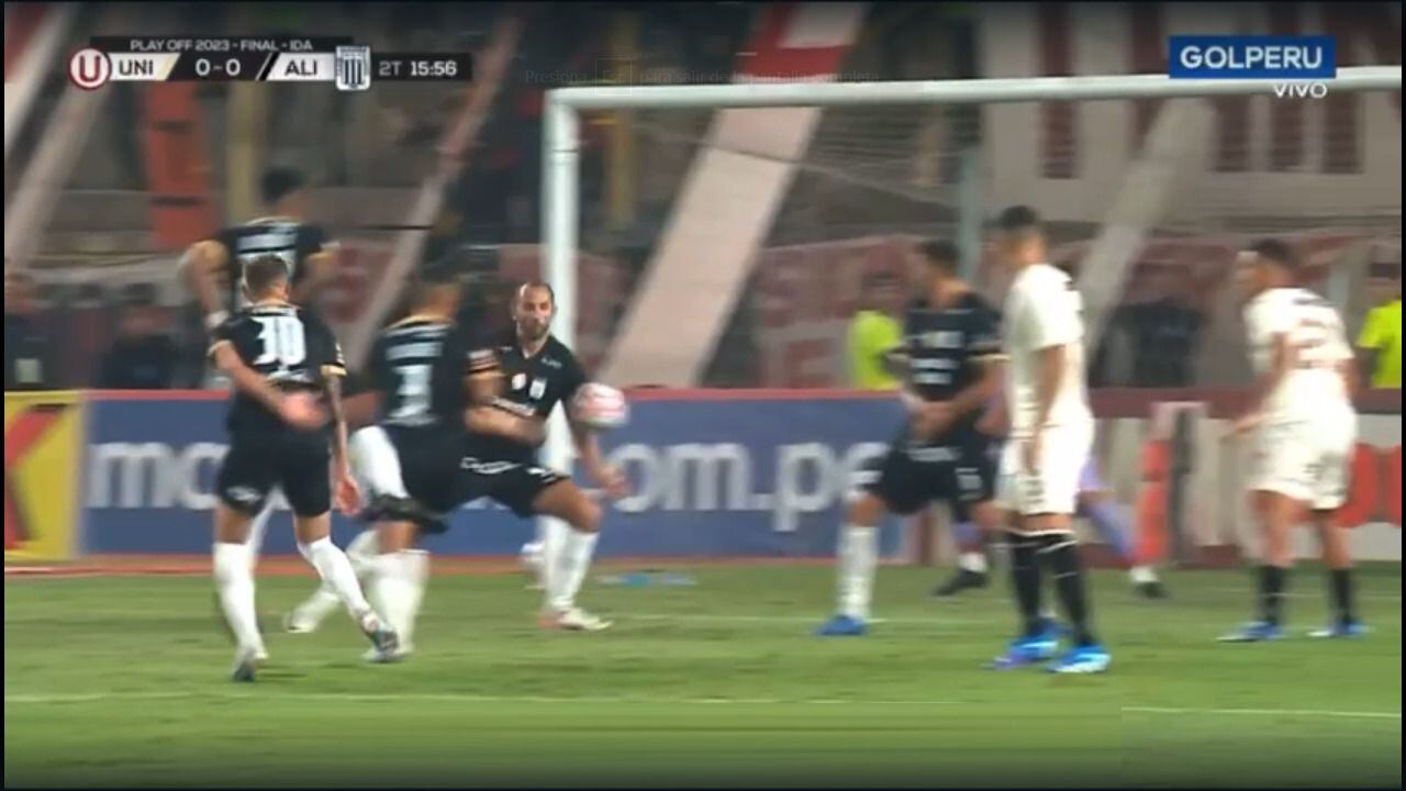 La imagen que muestra que el balón chocó en el brazo de Hernán Barcos en Universitario vs Alianza Lima. - captura: GOLPERU