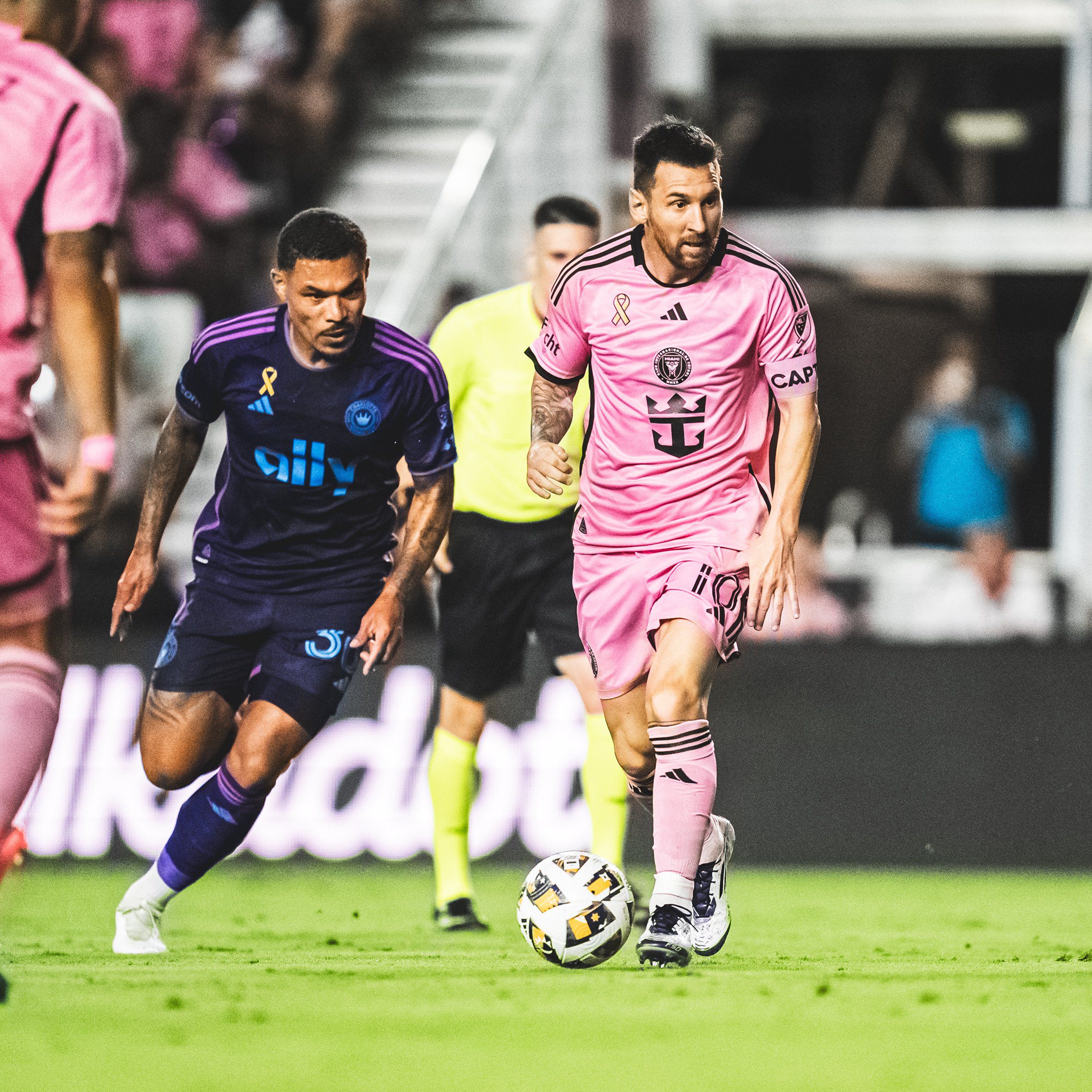 Lionel Messi domina el balón ante Charlotte FC (@InterMiamiCF)