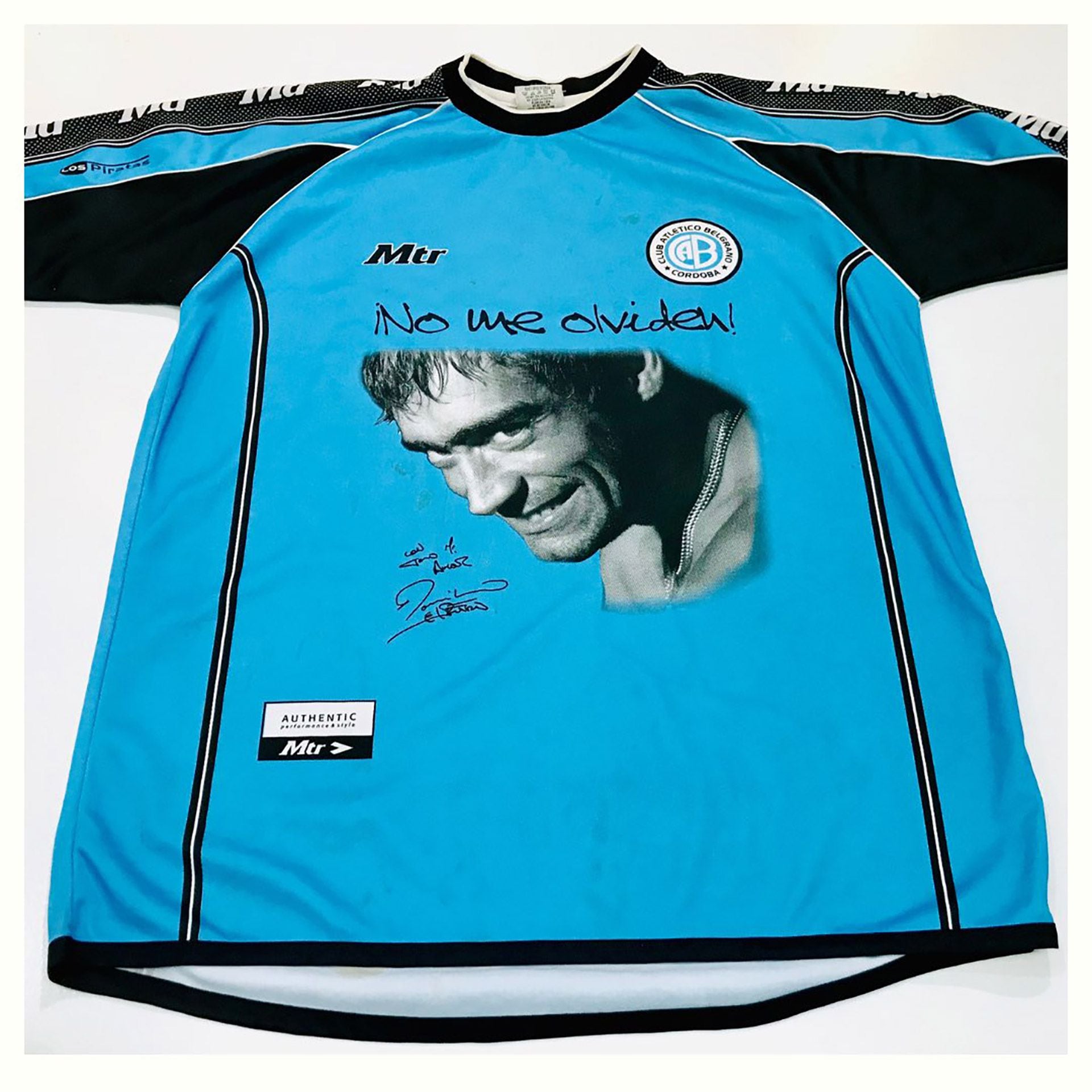 Camiseta de Belgrano con la cara del Potro Rodrigo