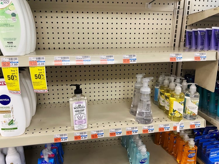 Los estantes de una farmacia CVS están despojados de desinfectante para manos en medio de nuevos temores de coronavirus en Nueva York, Estados Unidos (REUTERS / Catherine Koppel)