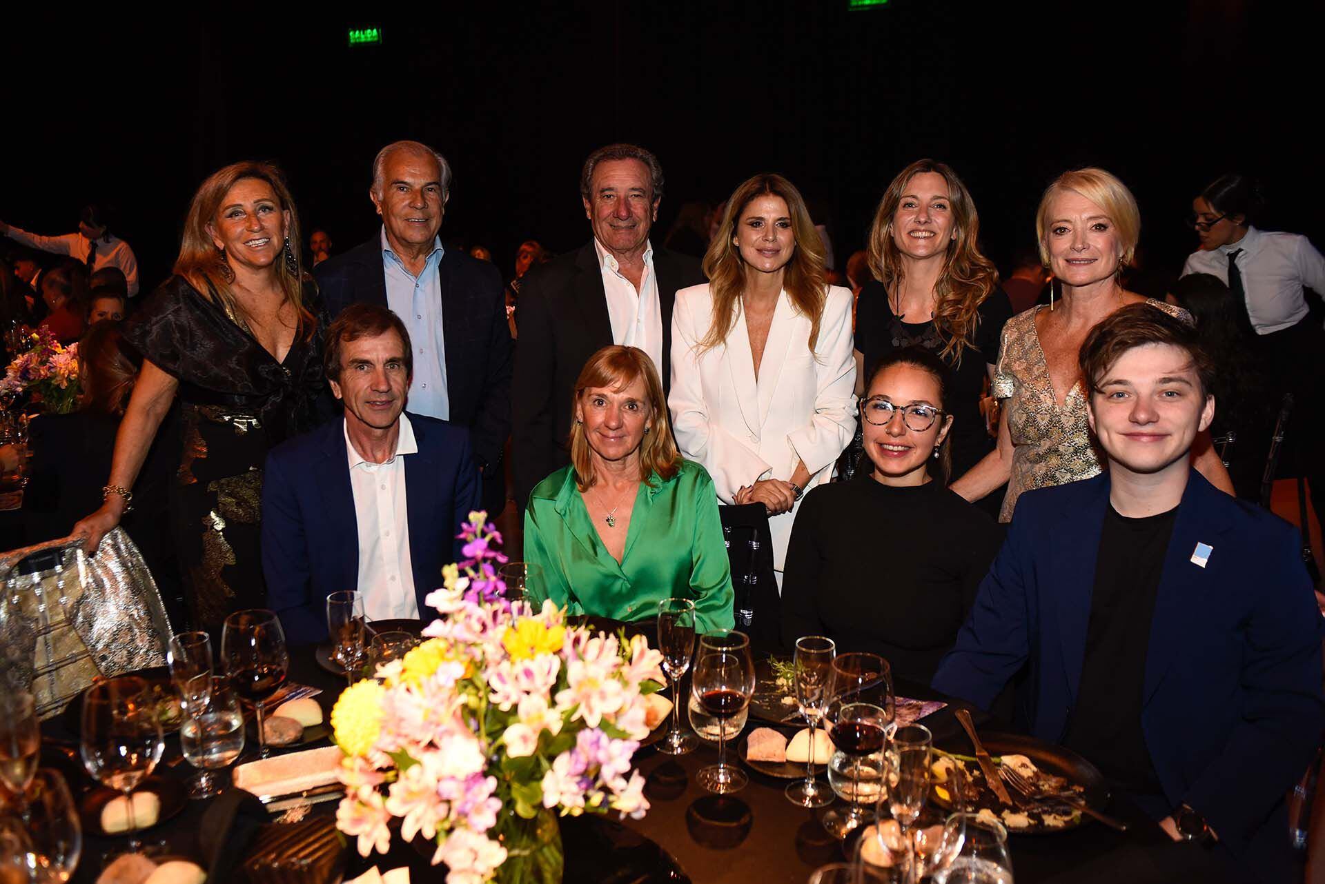 De pie: Mercedes Cisneros, Jacinto Aller Atucha, Luis Scalella, Flavia Palmiero, Mercedes Porto, directora ejecutiva de Discar; y Victoria Shocrón (fundadora). Sentados: Carlos Criado, María José Bussio, Magalí Podio y Mateo Salvatto