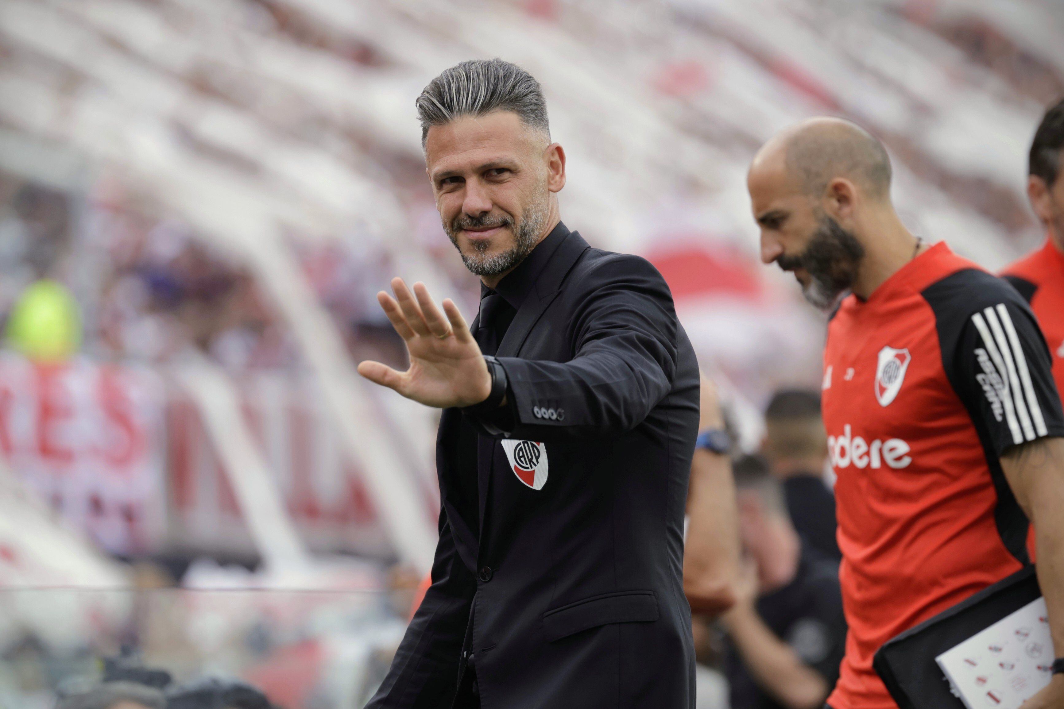 Martín Demichelis saluda al salir al campo de juego en el Superclásico de 2024 disputado en el Monumental (FotoBaires)