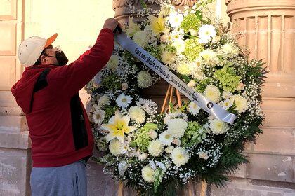 Familiares y amigos de Maricela Escobedo colocan una ofrenda en conmemoración por los 10 años de su asesinato hoy, en Chihuahua (México). EFE/ Jonathan Fernández
