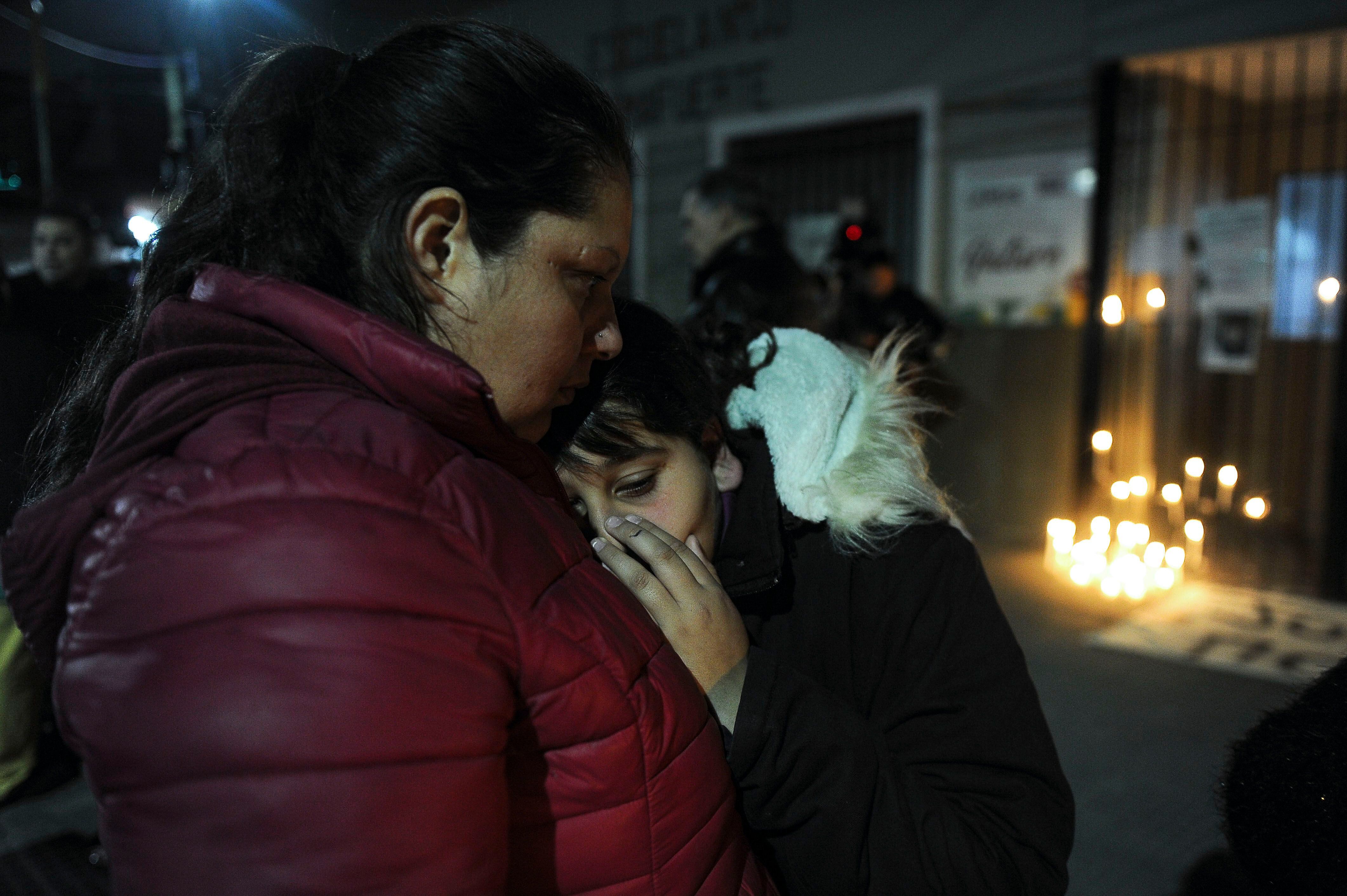 El dolor frente a la escuela donde iba Morena (Télam)