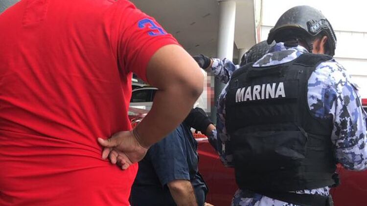 Fue personal de la Marina quien atendió la emergencia ocurrida en el centro comercial (Foto: @loeza_te)