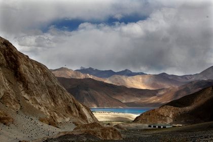 El lago Pangong Tso, cerca de la frontera entre India y China en el área de Ladakh en India, Himalaya. Allí se produjeron enfrentamientos entre ambas potencias nucleares en los últimos días de agosto (Foto AP / Manish Swarup)