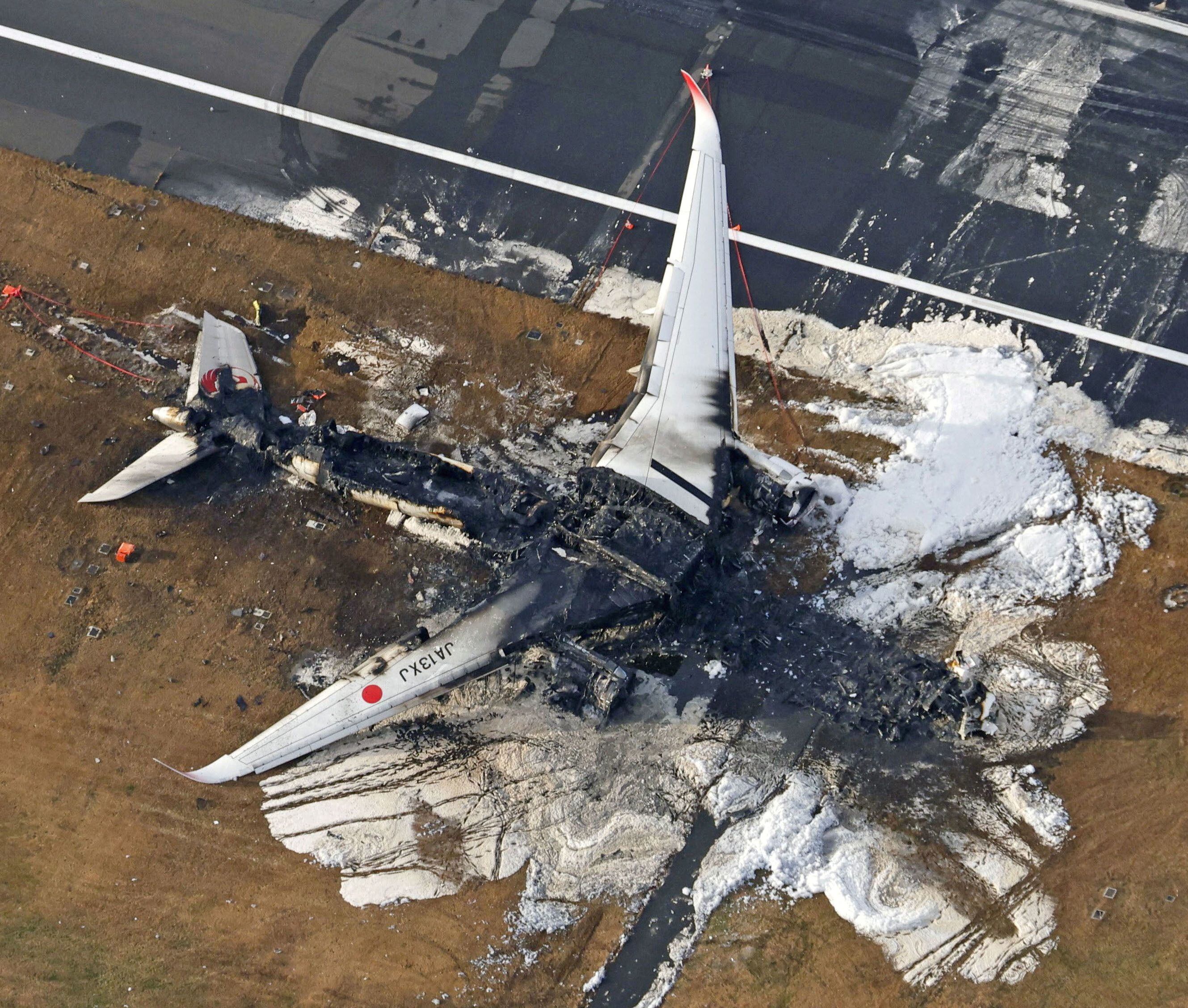 Vista aérea del avión de Japan Airlines (Kyodo/Reuters)