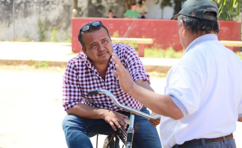 En la imagen, el alcalde de Peto, Edgar Calderón Sosa, charla con un vecino del municipio (Foto: Facebook Edgar Calderón Sosa)