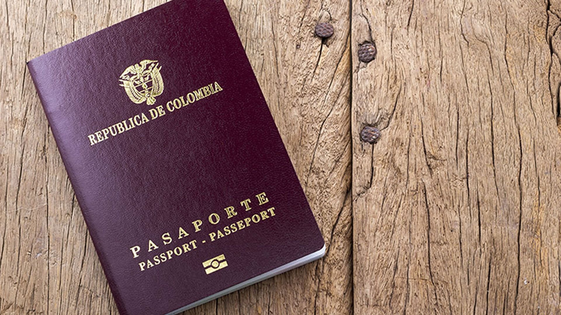 Imagen de archivo de pasaporte de Colombia. Thomas Greg interpondría una demanda en contra de la Cancillería por un valor de 80.000 y 100.000 millones de pesos - crédito Shutter Stock.