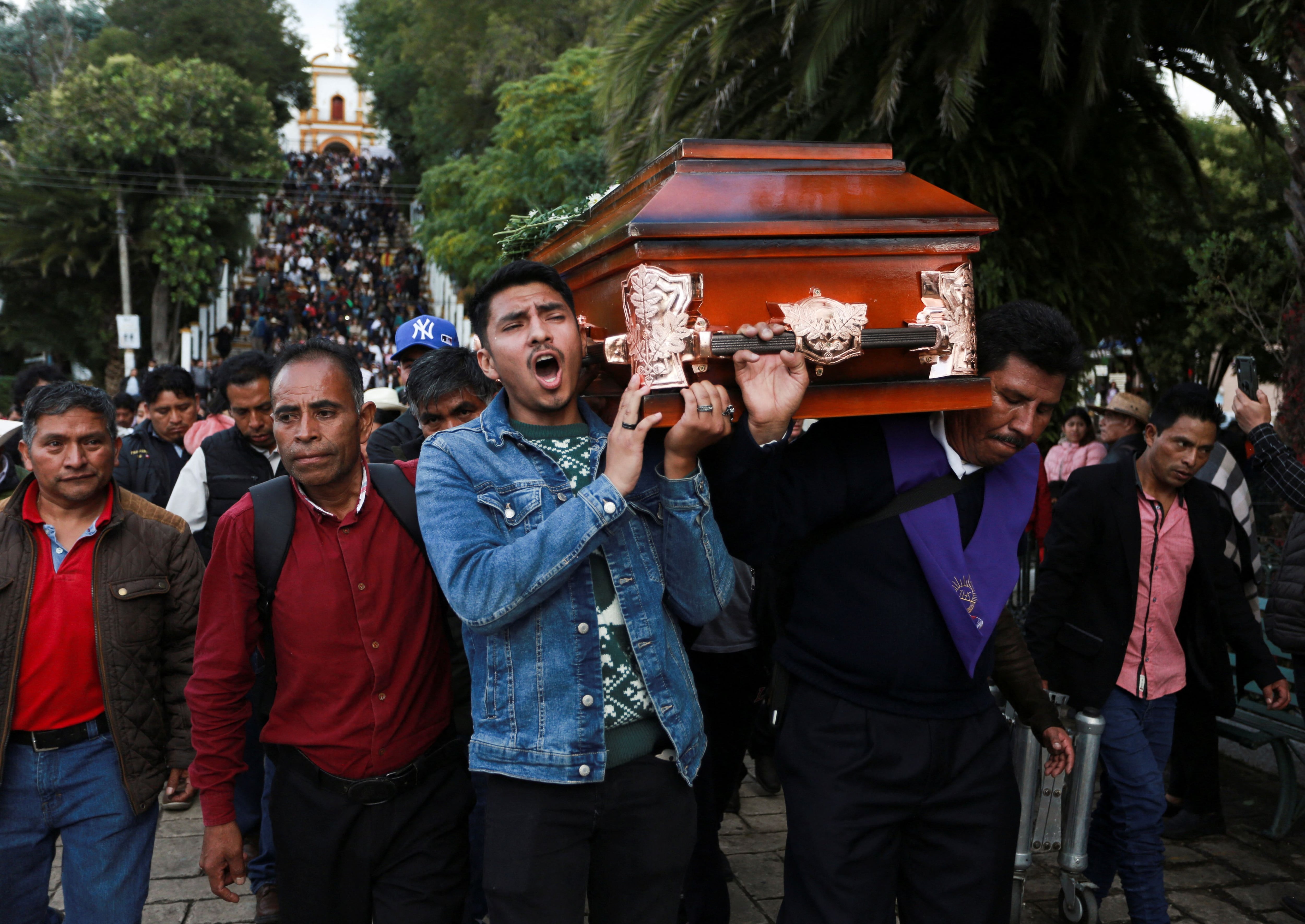 La gente lleva el ataúd con el cuerpo del sacerdote Marcelo Pérez, quien fue asesinado el domingo después de oficiar una misa, en San Cristóbal de las Casas, en el estado sureño de Chiapas, México, el 20 de octubre de 2024. REUTERS/Gabriela Sanabria IMÁGENES TPX DEL DÍA