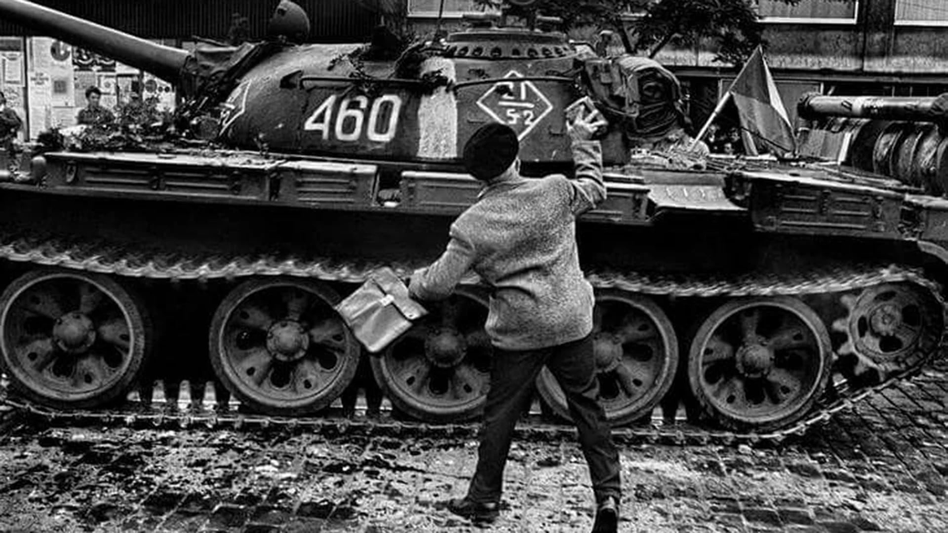 Un hombre arroja un ladrillo a un tanque soviético durante el aplastamiento de la Primavera de Praga
