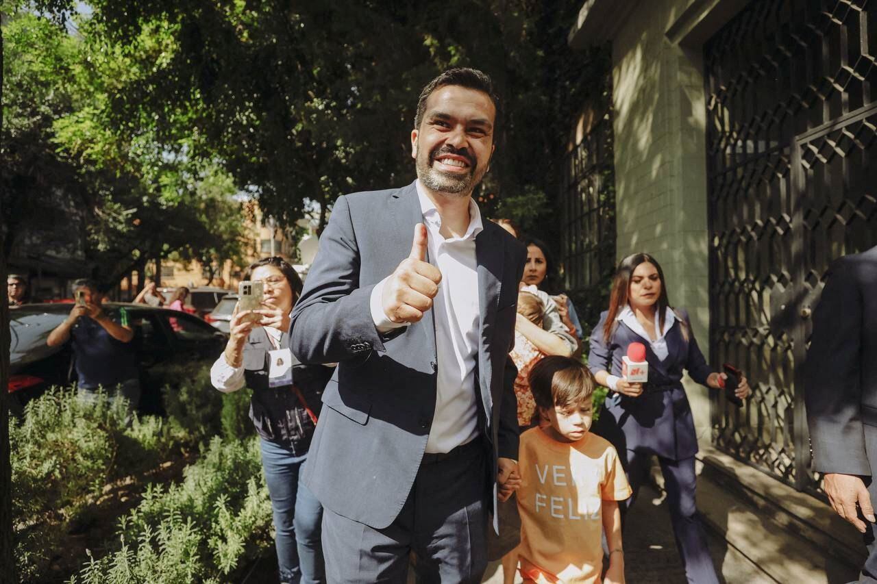 Jorge Álvarez Máynez asisitió a las casillas para votar en compañía de su hijo, con quien también aprovechó para jugar futbol en la mañana 