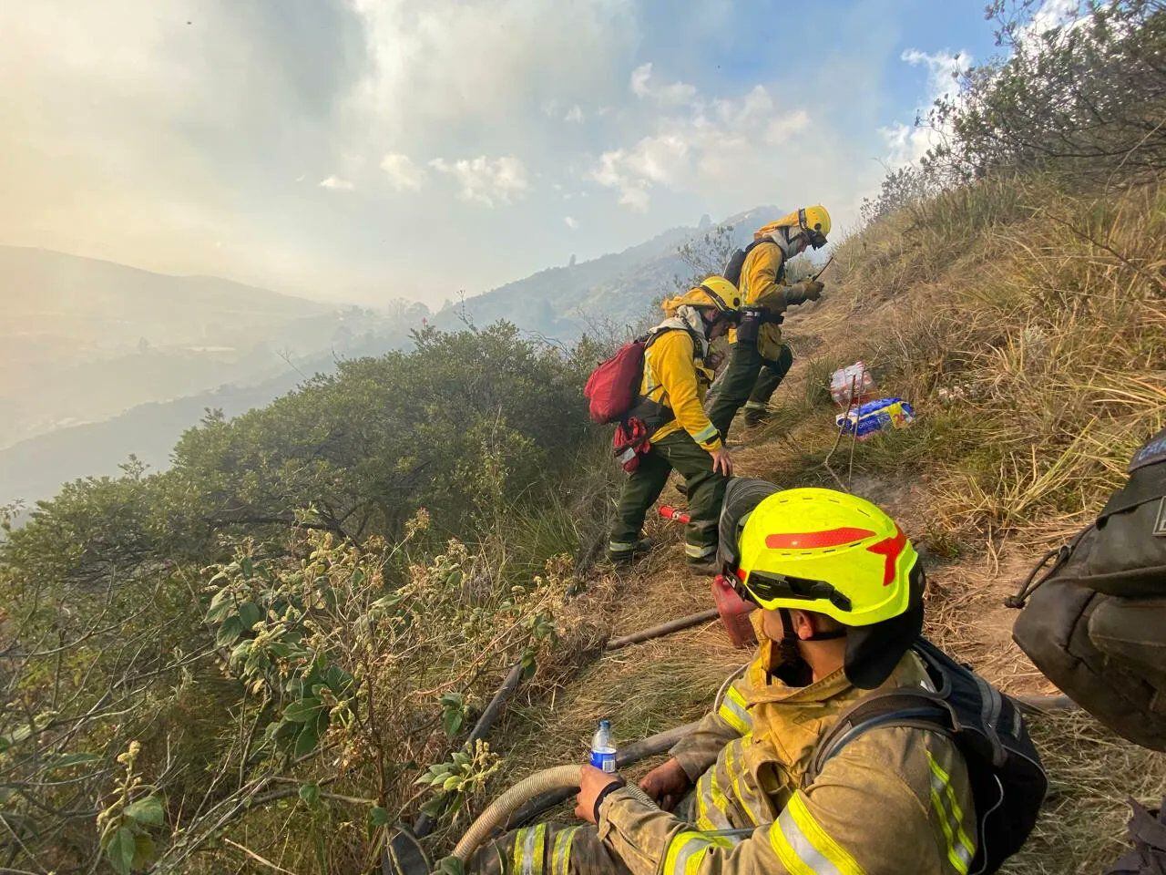 Los incendios del cerro El Cable y Entrenubes están controlados en más de un 90%, según los Bomberos de Bogotá - crédito Bomberos Bogotá