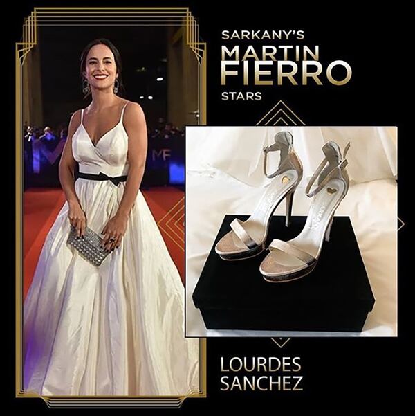 Lourdes SÃ¡nchez con sandalias plateadas con pulsera de Ricky Sarkany.