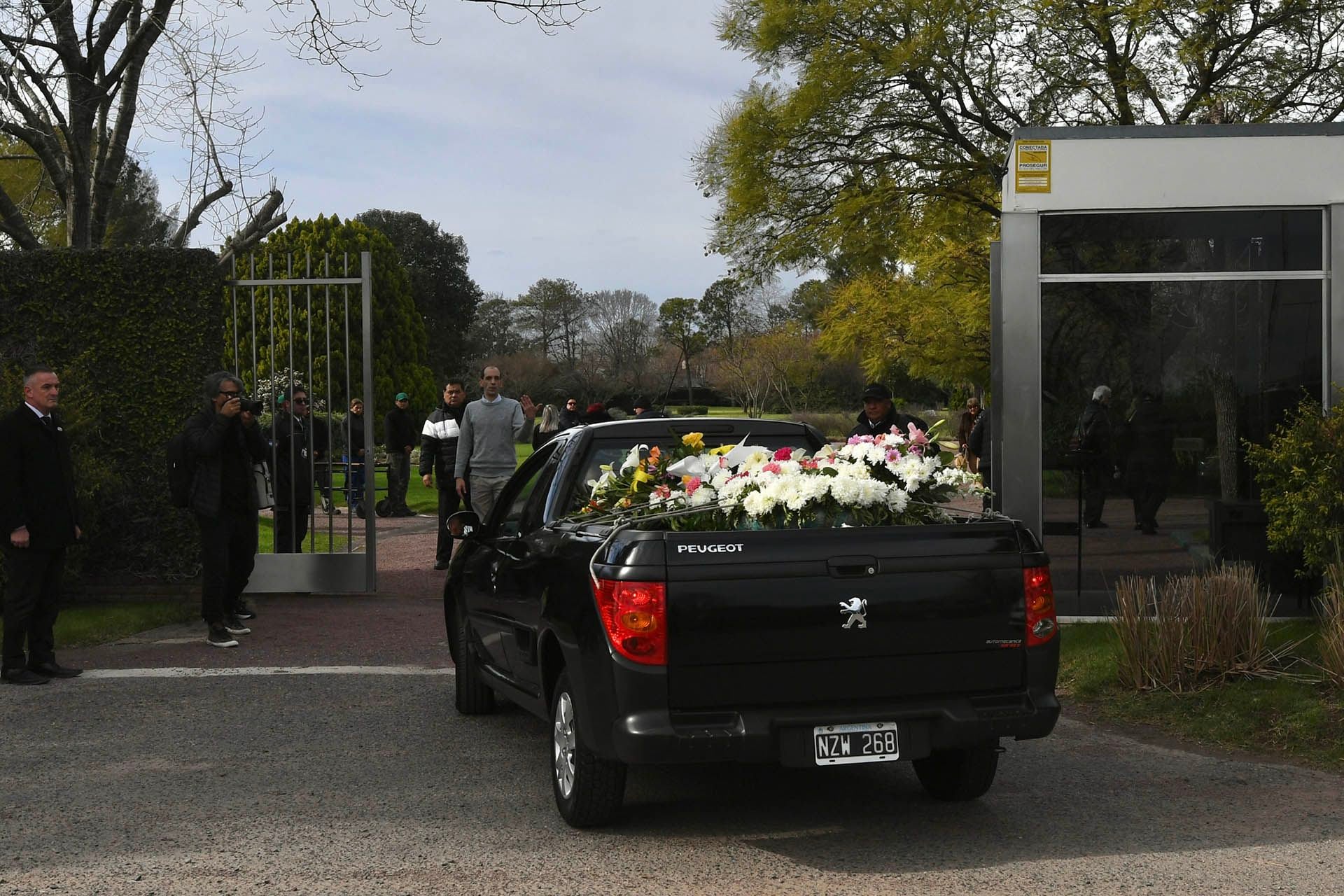 El coche fúnebre que traslado los restos de Chico Novarro desde la casa velatoria, ubicada en Belgrano al el cementerio Colinas del tiempo de Pilar