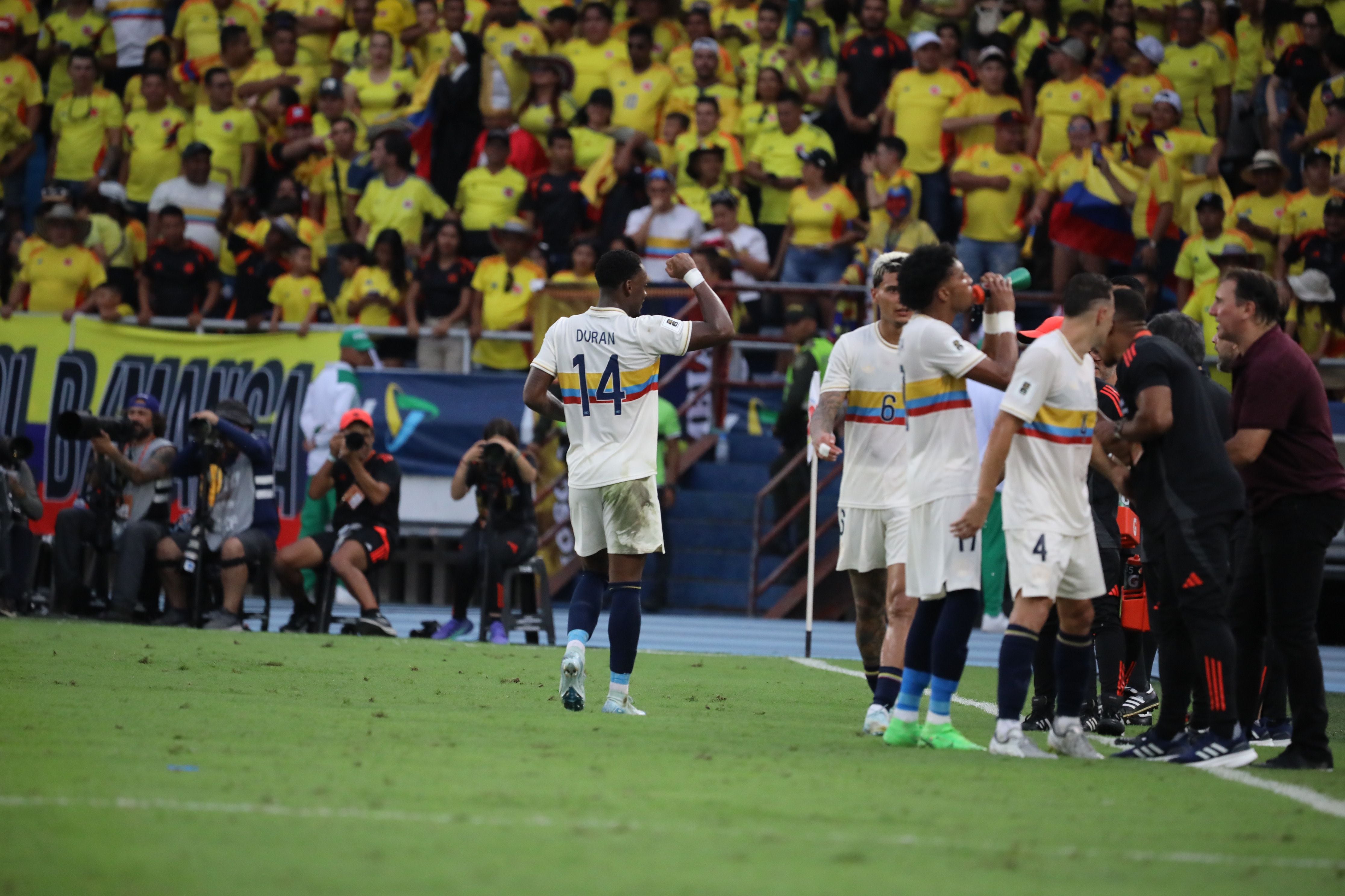 El delantero del Aston Villa anotó en la goleada de Colombia sobre Chile - crédito Jairo Cassian/Colprensa