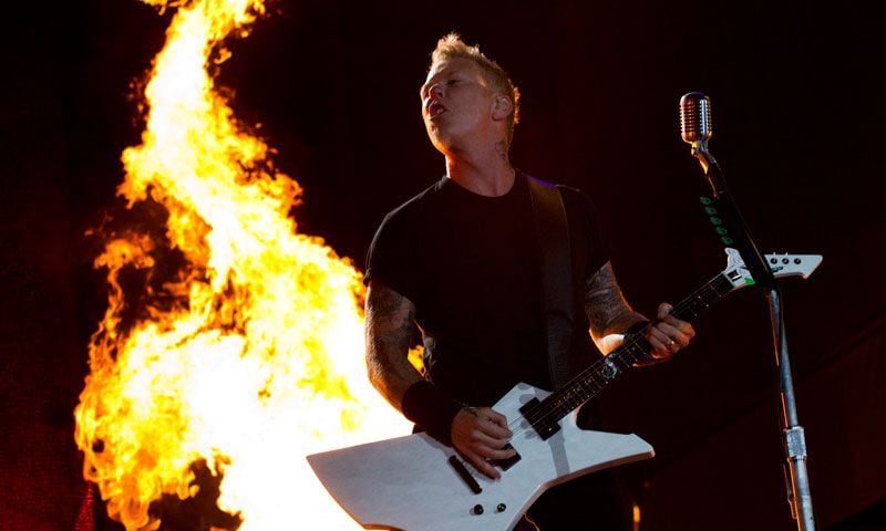 Los efectos especiales de Metallica que terminaron prendiendo fuego a James Hetfield en pleno concierto (AP)