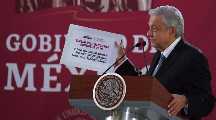 Una de las primeras acciones de AMLO fue reducir su sueldo como presidente (Foto: Presidencia de la República)