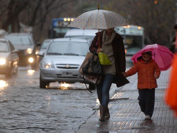 Si la lluvia es intensa hay que refugiarse bajo techo (Télam)