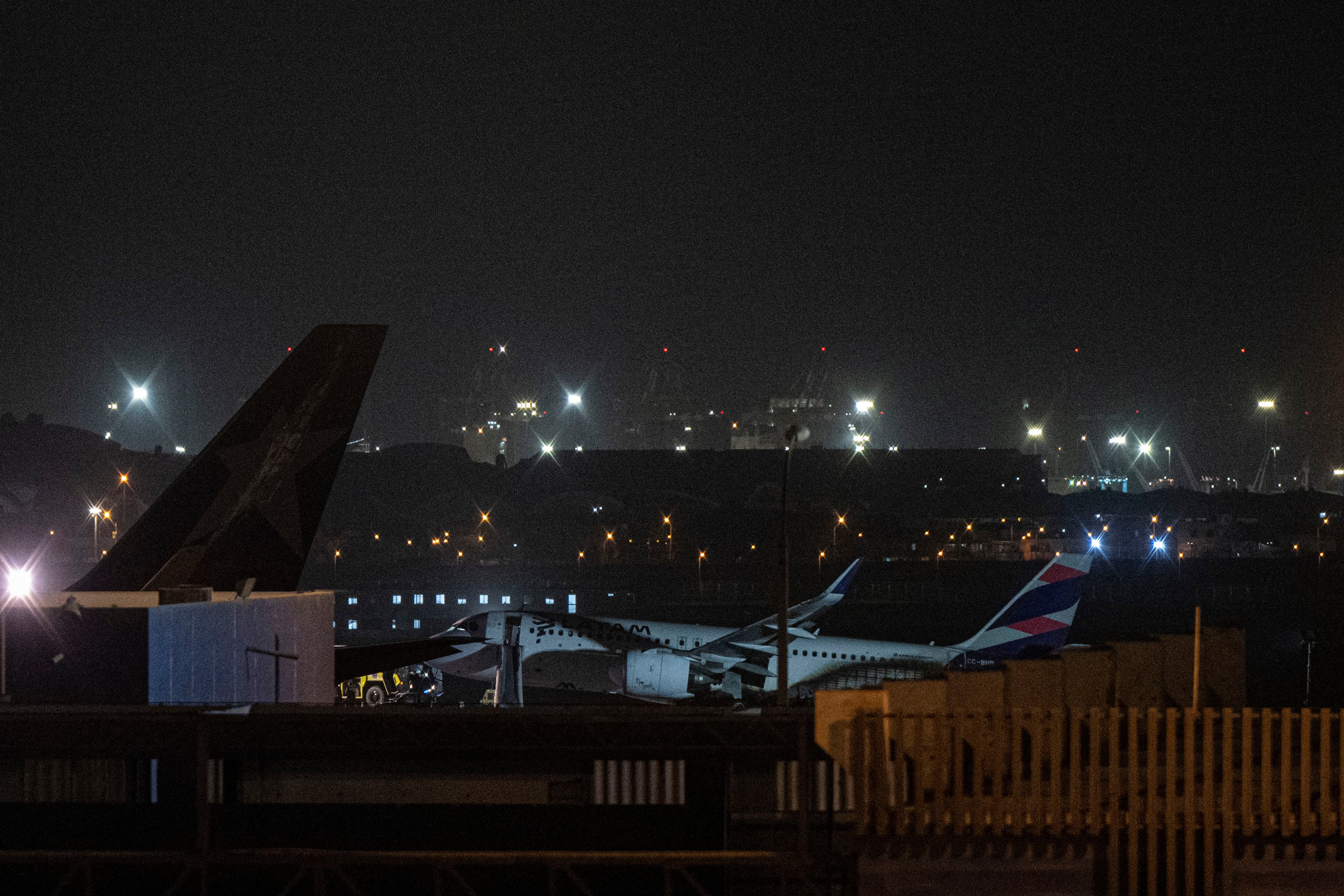 Siguen trabajos en el aeropuerto Jorge Chávez tras el terrible accidente con el vuelo de Latam (AFP)