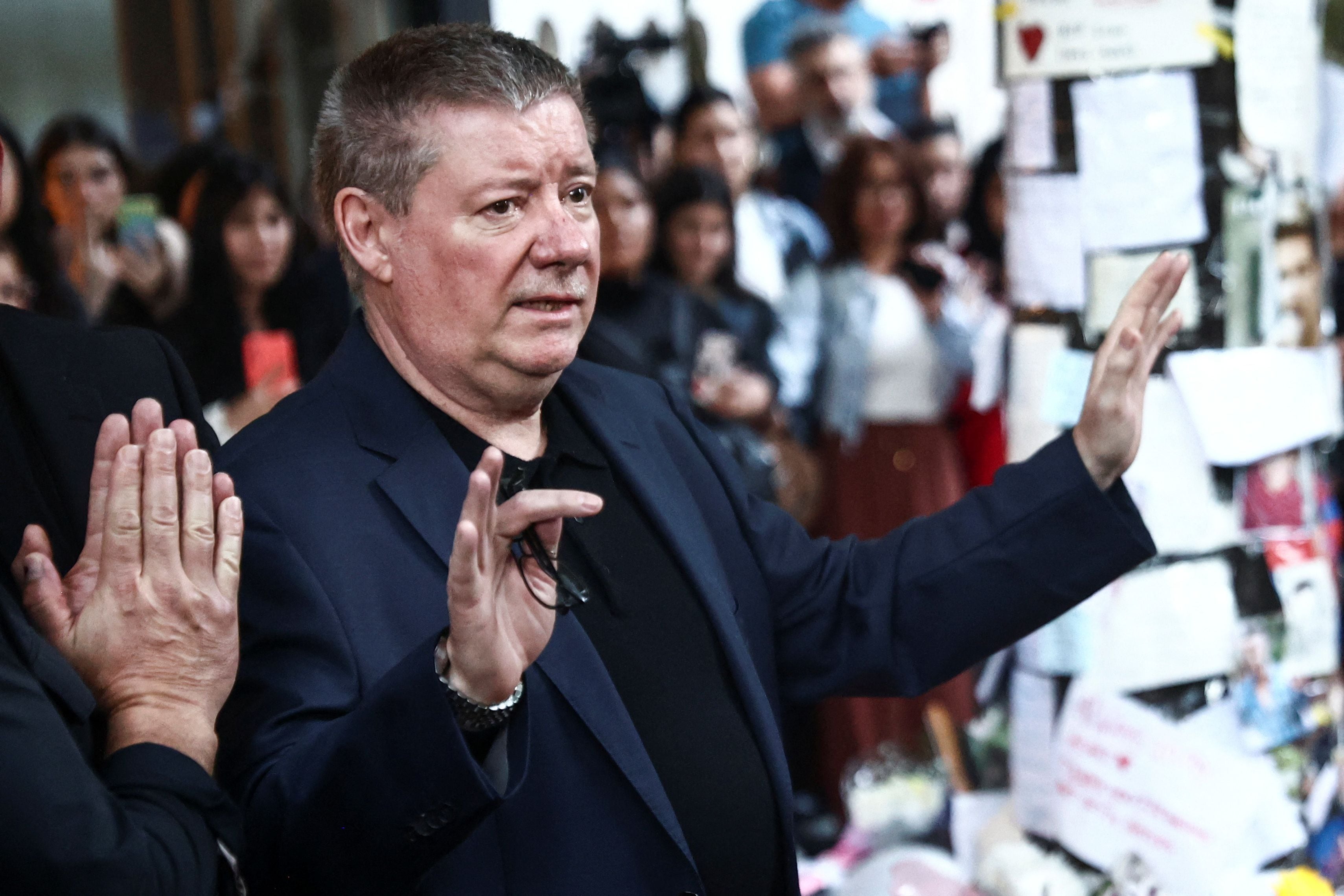 Geoff Payne en la puerta del hotel en el que murió su hijo