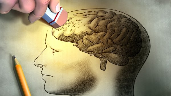 Ejercitar el cerebro y tener una buena alimentación, ayuda a prevenir el Alzheimer (iStock)