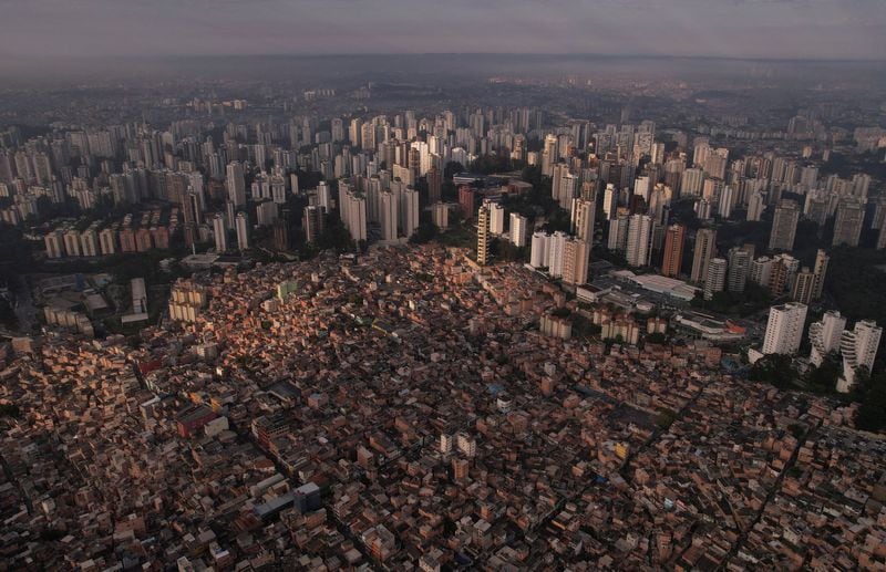 Una vista aérea muestra la favela Paraisopolis y edificios del barrio de Morumbi en Sao Paulo, Brasil 27 de octubre de 2022. REUTERS/Amanda Perobelli/Archivo