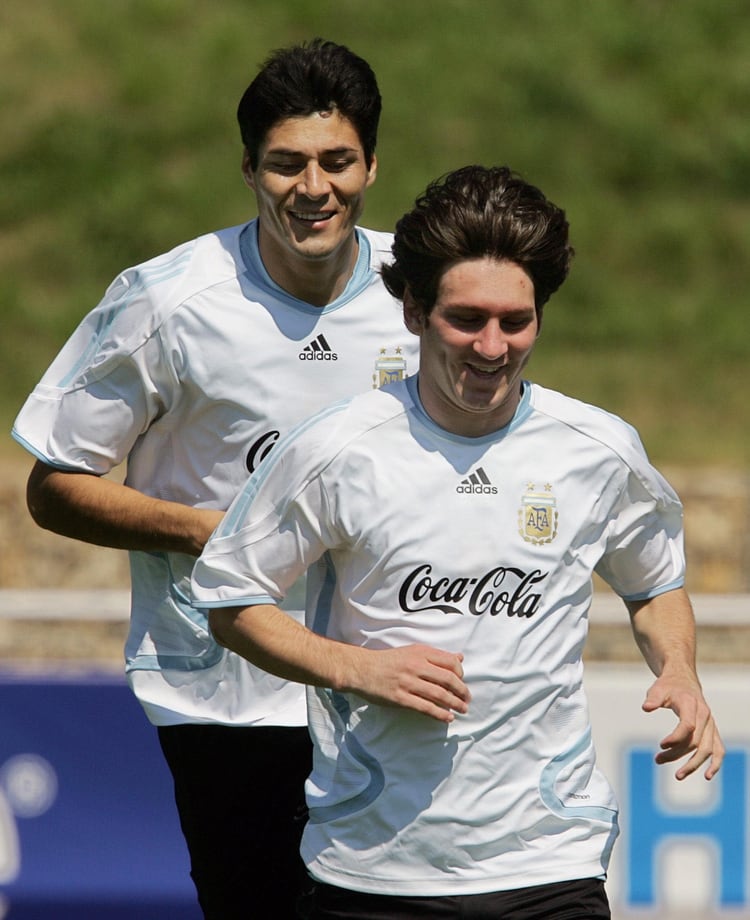 Julio Cruz compartió plantel con Lionel Messi durante el Mundial de Alemania 2006 (AFP PHOTO / DANIEL GARCIA)